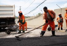 Operação Tapa-Buracos da Prefeitura de Manaus recupera a rua Barão de Santo Ângelo no bairro Flores