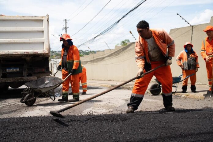 Operação Tapa-Buracos da Prefeitura de Manaus recupera a rua Barão de Santo Ângelo no bairro Flores