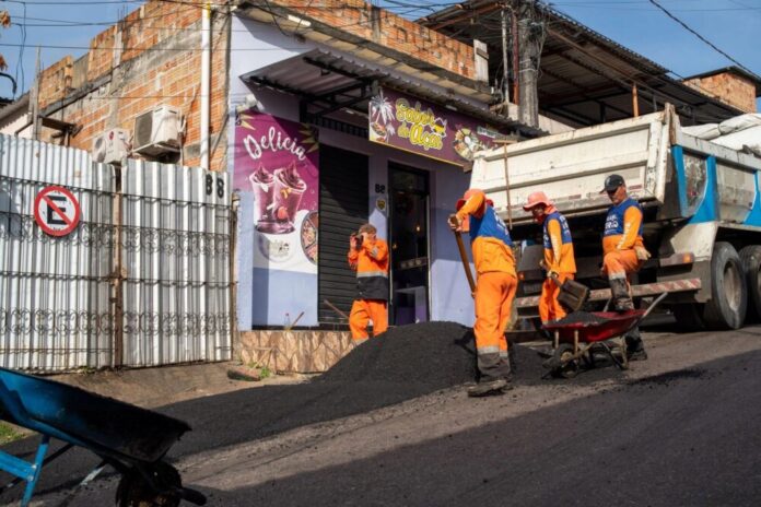 Prefeitura de Manaus intensifica operação Tapa-Buracos na zona Oeste e recupera via no Compensa