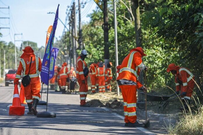 Mutirão de limpeza com 250 servidores da Prefeitura de Manaus revitaliza estrada do Aeroporto