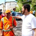 Prefeito Renato Junior fiscaliza obras no domingo e recebe elogios de morador em Manaus
