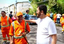 Prefeito Renato Junior fiscaliza obras no domingo e recebe elogios de morador em Manaus
