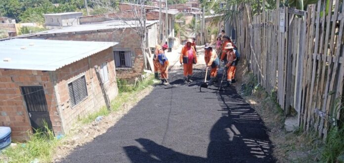 Prefeitura de Manaus pavimenta rua Mamão no Jorge Teixeira, transformando via de solo natural