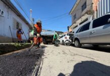 Prefeitura de Manaus intensifica manutenção asfáltica na rua Hamilton Mourão, bairro São Francisco