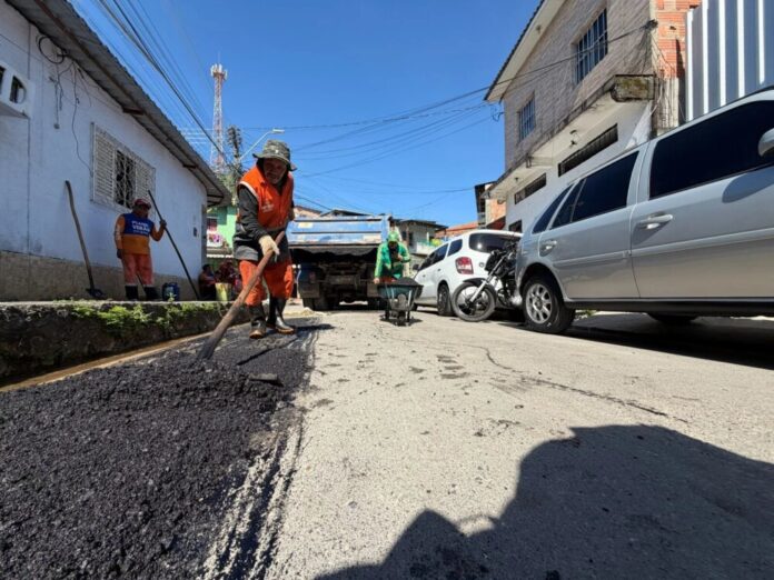 Prefeitura de Manaus intensifica manutenção asfáltica na rua Hamilton Mourão, bairro São Francisco