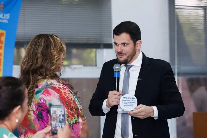 Prefeito Renato Junior homenageia 48 servidores municipais recém-aposentados em Manaus