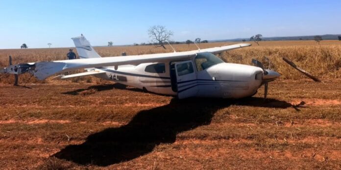 FAB intercepta avião suspeito vindo da Bolívia e dispara tiro de detenção