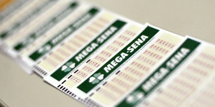 Mega-Sena acumula e sorteio de domingo pode pagar R$ 100 milhões