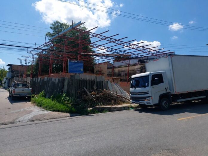 Obra embargada no Redenção é fiscalizada e ferramentas apreendidas pela Prefeitura de Manaus