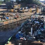 Prefeitura de Manaus remove mais de 250 toneladas de lixo da orla do Rio Negro em julho