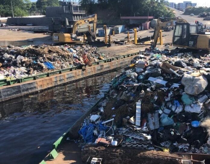 Prefeitura de Manaus remove mais de 250 toneladas de lixo da orla do Rio Negro em julho