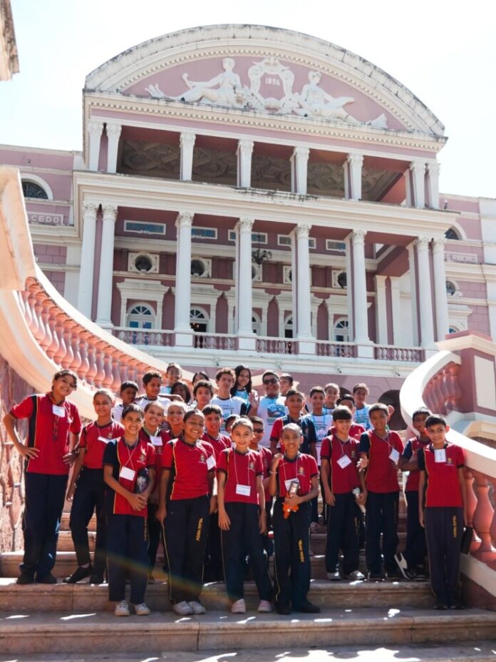 Teatro Amazonas vira sala de aula para estudantes após reconhecimento como Patrimônio Mundial