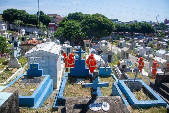 Prefeitura de Manaus intensifica limpeza em cemitérios para o Dia dos Pais com programação especial