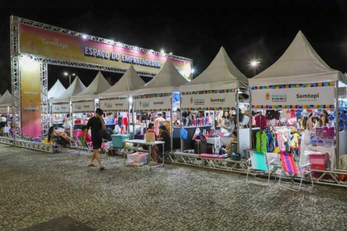 Prefeitura de Manaus realiza feira para pais empreendedores na Ponta Negra