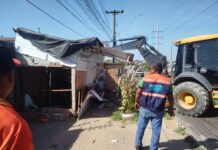 Prefeitura de Manaus demole cinco estruturas irregulares em calçada no Lago Azul