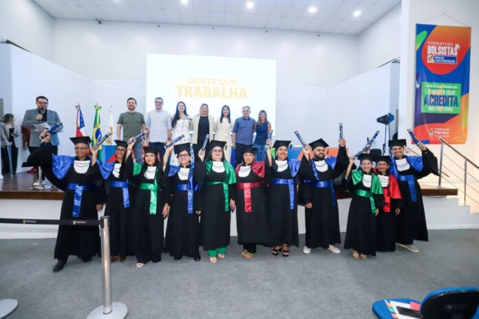 Prefeitura de Manaus celebra formatura de alunos do Bolsa Universidade