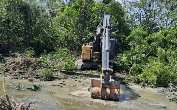 Prefeitura de Manaus retira 900m³ de lixo de igarapé no Tarumã-Açu durante obra de dragagem