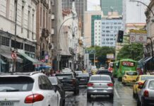 Adesivo eleitoral em carros pode anular cobertura de seguro, alerta FenSeg