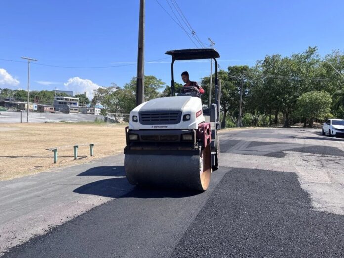 Prefeitura de Manaus recupera asfalto em três vias do conjunto Atílio Andreazza, no Japiim