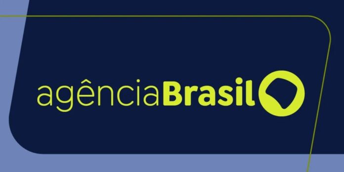 Fonoaudióloga é baleada no pescoço dentro de ônibus no Rio de Janeiro durante confronto