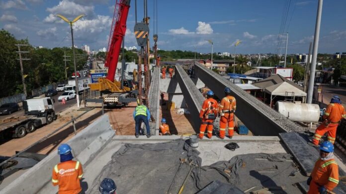 Prefeitura de Manaus avança na construção do Complexo Viário Passarão com içamento de vigas