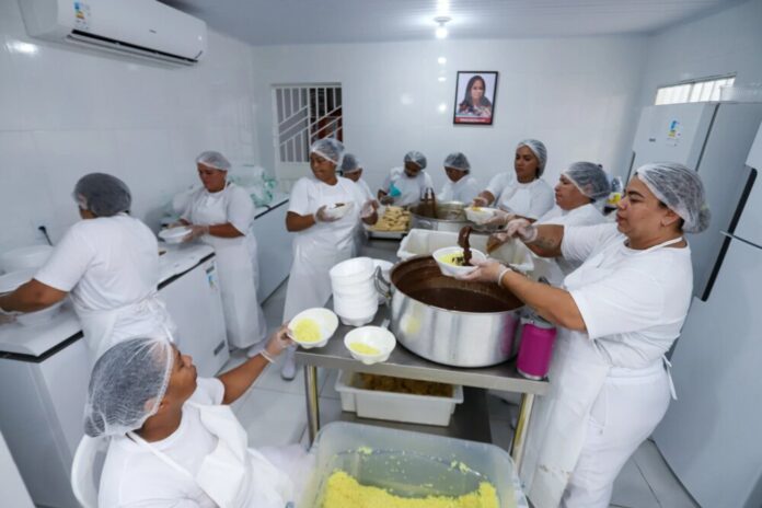 Cozinha da Gente é inaugurada em Manaus para servir almoço a garis
