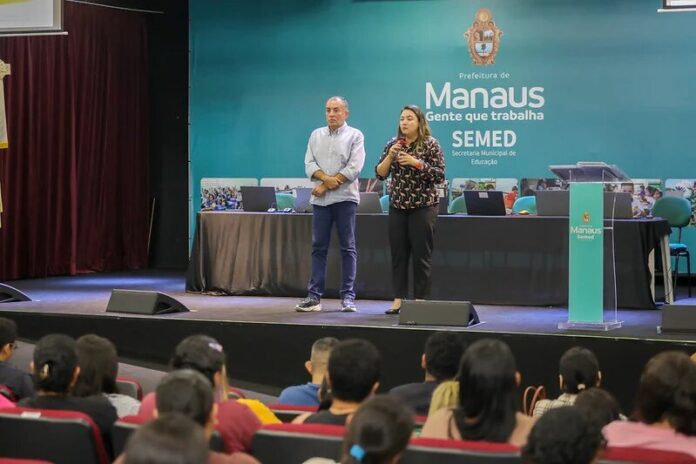 Prefeitura de Manaus capacita 245 estagiários para atuar na alfabetização de alunos