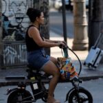 Caminhos da Reportagem discute o crescimento explosivo das bikes elétricas no Brasil
