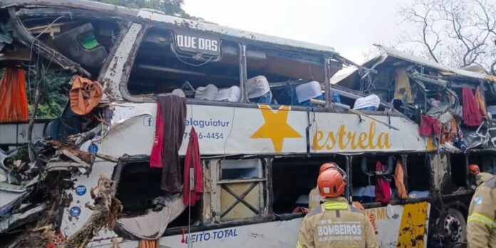 Ônibus que tombou em Petrópolis não tinha autorização da ANTT para transporte interestadual