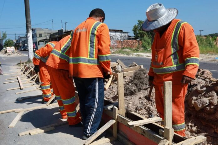 Prefeitura de Manaus revitaliza canteiro da avenida 7 de Maio para coibir conversões irregulares e acidentes