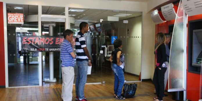 Bancários realizam paralisação nacional de 24 horas nesta quinta-feira