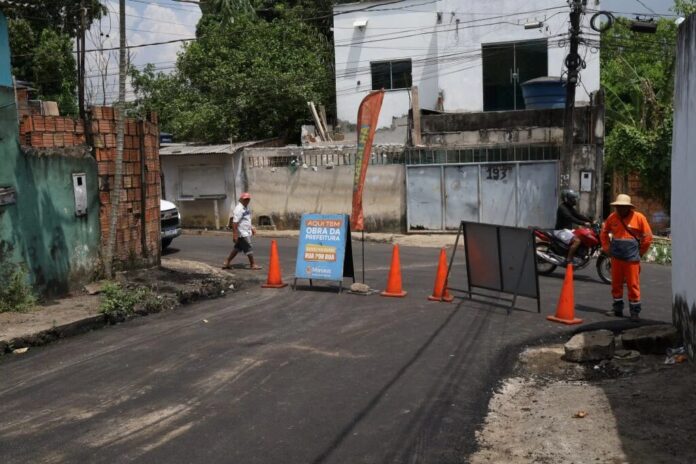 Tarumã recebe nova frente de recuperação viária com ação da Prefeitura de Manaus na rua Roselha