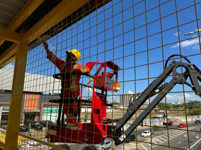 Prefeitura de Manaus moderniza passarela em frente à Arena da Amazônia