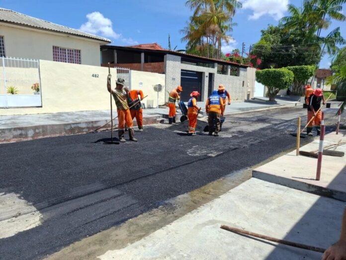 Prefeitura de Manaus recupera asfalto e melhora mobilidade na travessa Ariranha, no conjunto Manoa