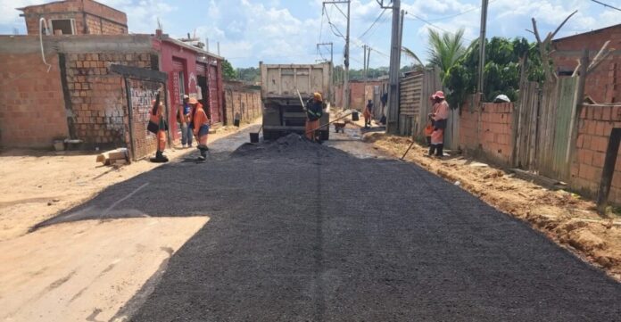 Prefeitura de Manaus pavimenta pela primeira vez a travessa Praia Pedroso, no Tarumã
