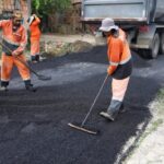Prefeitura de Manaus recupera 300 metros de via com 150 toneladas de asfalto no Colônia Terra Nova