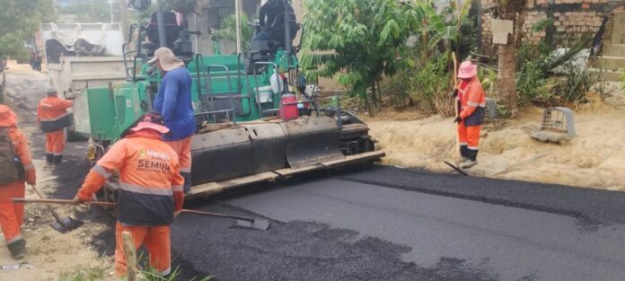 Prefeitura de Manaus pavimenta rua Anzol no Tarumã, substituindo o barro por asfalto