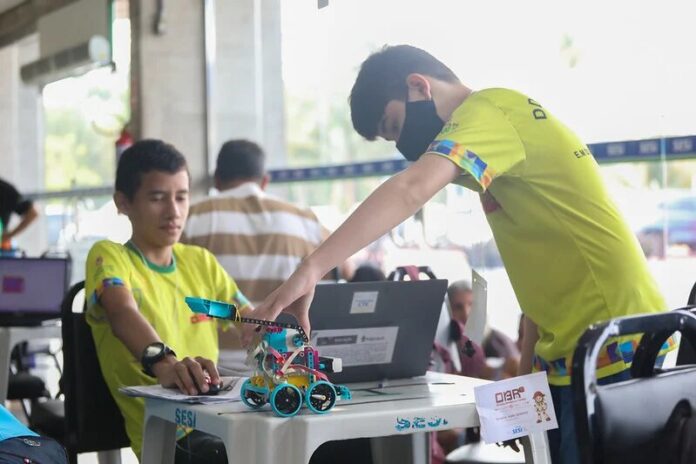 Estudantes da rede municipal de Manaus competem na fase estadual da Olimpíada Brasileira de Robótica