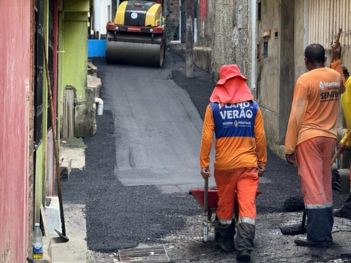 Prefeitura de Manaus recupera asfalto de beco no bairro Compensa após solicitação de moradores