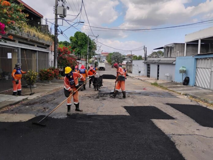 Prefeitura de Manaus intensifica operação tapa-buracos e recupera via no bairro Planalto