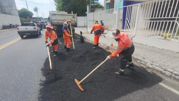 Prefeitura de Manaus finaliza recuperação asfáltica da rua Professor Marciano Armond no bairro Adrianópolis