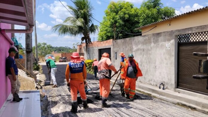 Prefeitura de Manaus recupera asfalto da rua Abacaba no Santa Etelvina