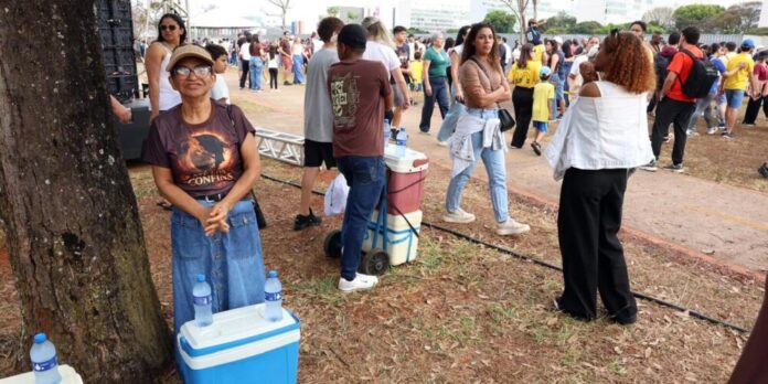 Ambulantes transformam desfile de 7 de Setembro em palco para o sustento em Brasília