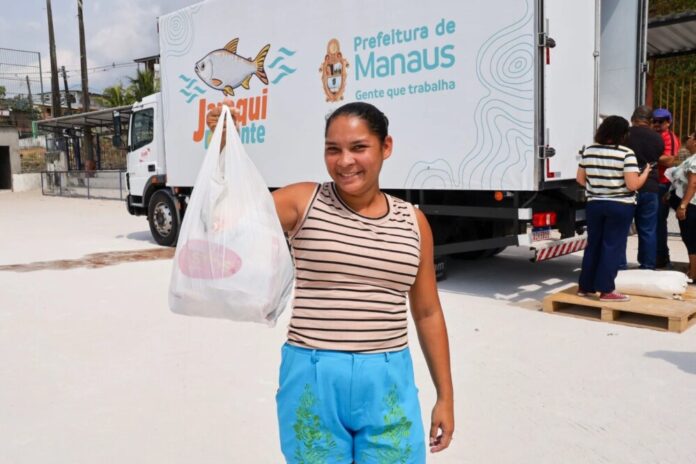 Prefeitura de Manaus distribui 16 toneladas de peixes para mais de 3 mil famílias em ação do 'Jaraqui da Gente'