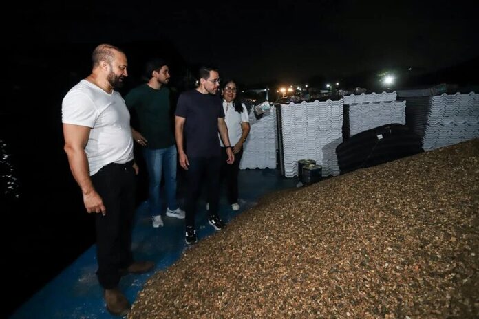 Prefeitura de Manaus envia 330 toneladas de material para finalizar escolas de alvenaria na zona ribeirinha