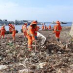 Prefeitura de Manaus intensifica limpeza na orla do São Raimundo durante a estiagem