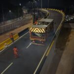Prefeitura de Manaus avança com sinalização da alça superior do viaduto ‘Passarão’ durante a madrugada