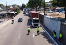 Operação ‘Carga Pesada’ fiscaliza caminhões na Zona Sul de Manaus com 233 abordagens