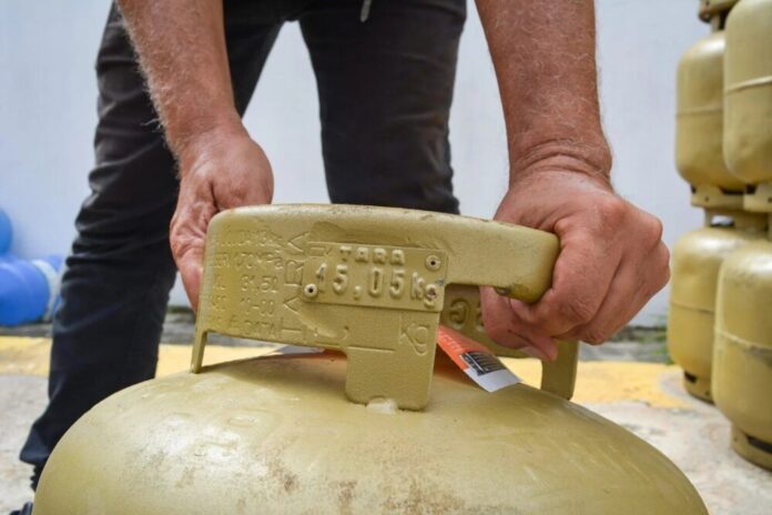 Procon Manaus: botijão de gás de 13kg tem alta de 5% em setembro; o de 8kg tem queda