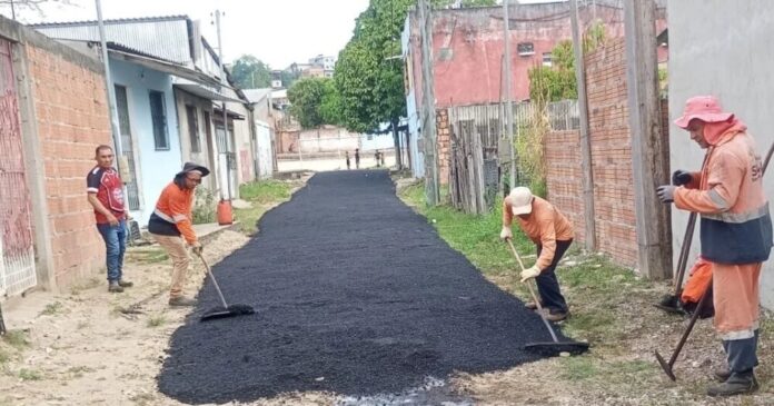 Prefeitura de Manaus pavimenta travessa Santo Antônio no bairro Tarumã